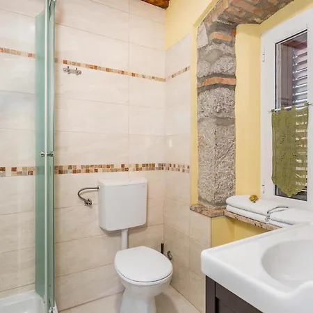 Appartamento Gorgeous In With Wifi Punat